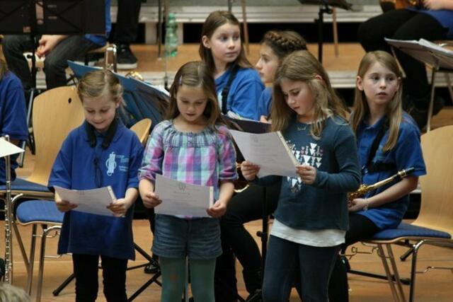 Was steht denn auf unserer Urkunde? Klara, Nina und Hannah haben beim Kammermusikwettbewerb teilgenommen und studierten ihre Urkunden sehr genau.