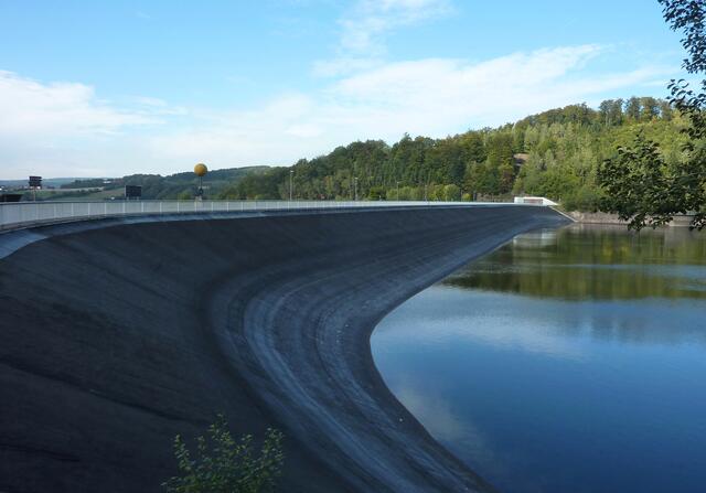 Die Staumauer ist Teil des Rundwegs um den See.
