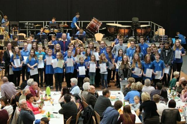 Für die Teilnahme beim Kammermusikwettbewerb wurden 41 junge Musiker aus den Orchestern mit Urkunden geehrt.