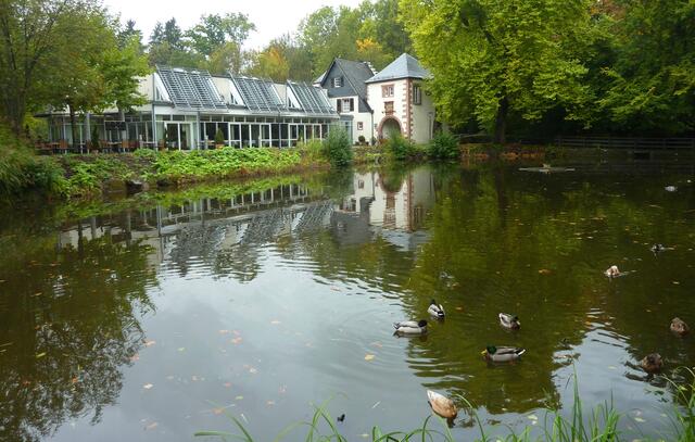 Auf dem Burggelände ist ein Hotel mit Restaurant entstanden.