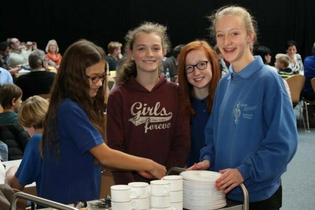 Fleißige Helfer auch aus den Reihen der Musiker: Amelie, Johanna, Nina und Jana sammelten das gebrauchte Geschirr um es in der Küche abzugeben.