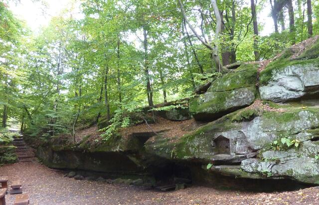 An Felsformationen entlang wandert man im Gebiet der Burg Kirkel. Man folgt immer dem Kochmützensymbol an den Bäumen und entdeckt eine herrliche Landschaft.
