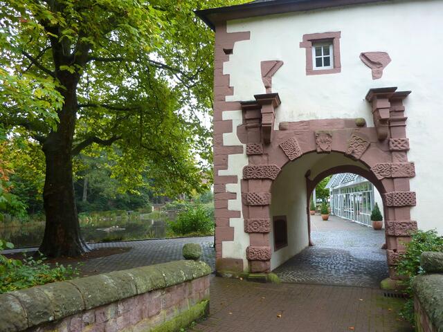 Der ehemalige Torturm der Burg Kerpen gehört zum Hotel.