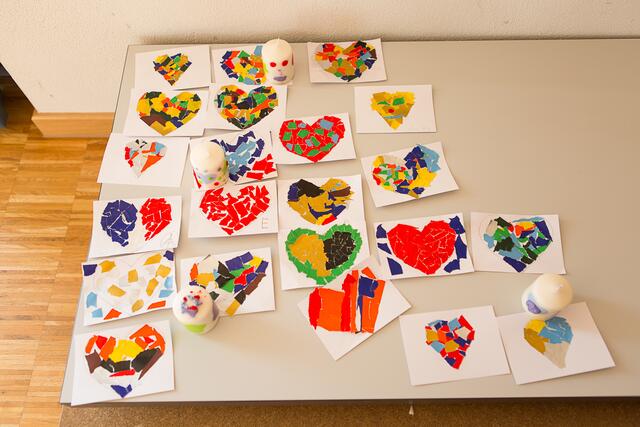 Selbstgebastelte Postkarten und Kerzen mit dem Symbol der Liebe | Foto: Patrizia Lofner