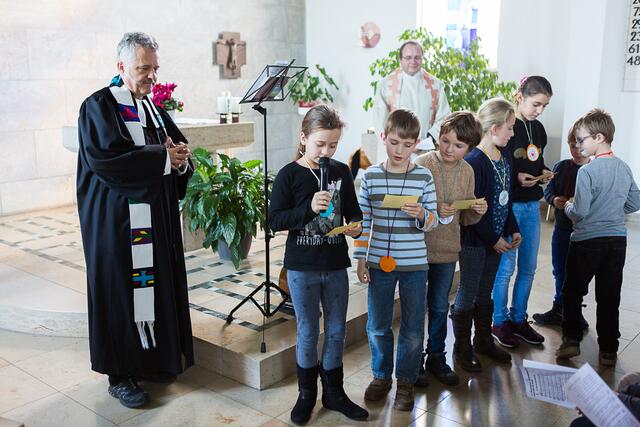 Kinder bringen ihre Fürbitten vor Gott | Foto: Patrizia Lofner