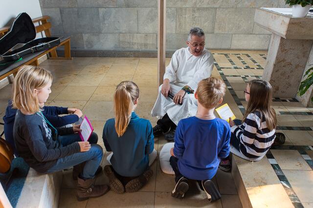 Jesus liebt die Kinder - so das Motto des 17. Ökumenischen Kinderbibeltages in Meitingen (Pfarrer Maiwald als Jesus freut sich über die Kinder, die gerne zu ihm kommen und viel von ihm wissen und lernen wollen) | Foto: Patrizia Lofner