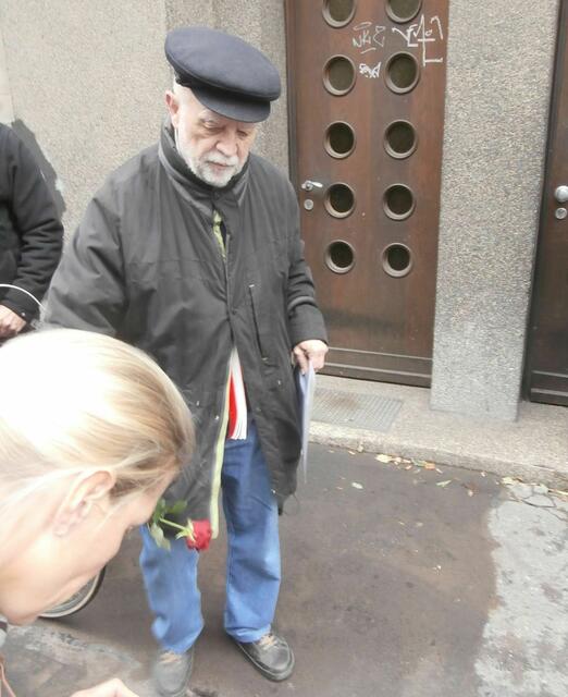 Auch Jürgen Wessel aus Linden legt eine Rose nieder.