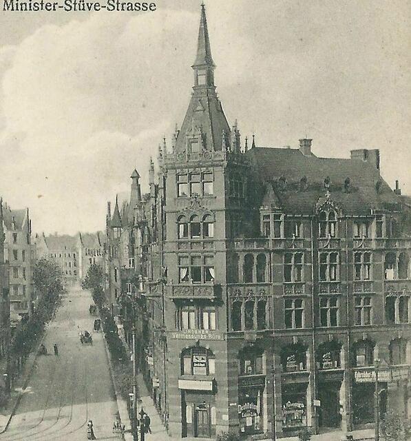 Blick in die Minister-Stüve-Straße (links), um 1910. Das Haus Nr. 4 (rechte Seite) wurde im 2. Weltkrieg zerstört.
