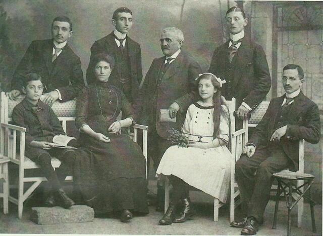 Familie Bachrach: Obere Reihe, von rechts: Adolf, dann Vater Bernhard, links daneben Rudolf und Siegfried. Untere Reihe, von rechts: Friedrich, Hildegard, Mutter Julie und Walter (Anm: Vater von Daniel Bachrach). Foto: Daniel Bachrach