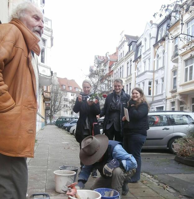 Stolpersteinverlegung Eduard Lintner: Links Enkel Karl-Heinz Müller.