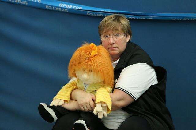 Anke Bodenstein mit Mannschaftsmaskottchen Sarah.