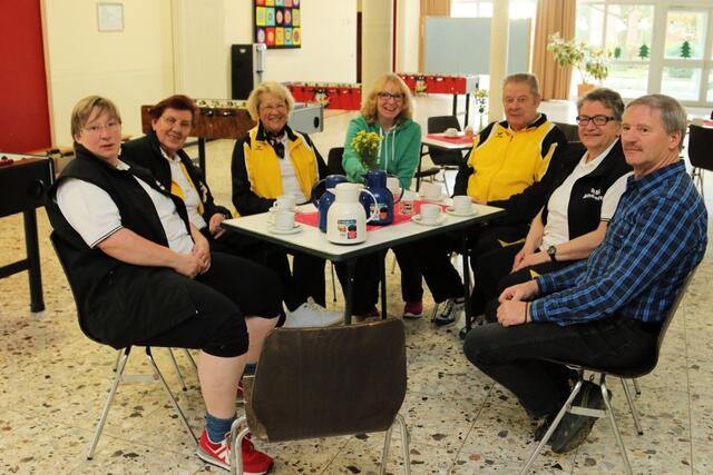 Gemütliche Runde in der Spielpause mit Mannschaftsführer und "Chauffeur".