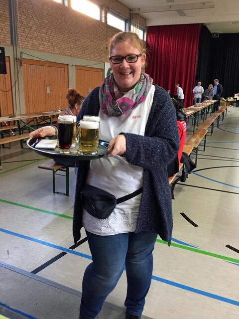 Die Gäste treffen ein und die ersten Bestellungen auch. Es geht los, wir sind für unsere Gäste da.