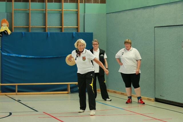 Wera Goltermann von der BSG Anderten spielt sich warm.