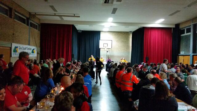 Die Lohnder Turnhalle ist, voll besetzt und wir mitten drin bei unseren Gästen. Bestellungen annehmen und schnell zu den  durstigen Gästen bringen.