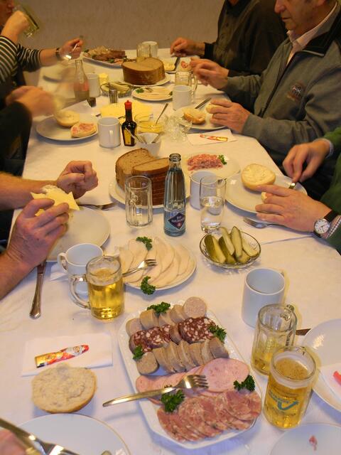 Schlachteplatte mit Wurst, Mett, Käse, Gurken, Zwiebeln und frischem Brot. Dazu konnte jeder noch Getränke nehmen. Die waren natürlich NICHT im Preis drin.