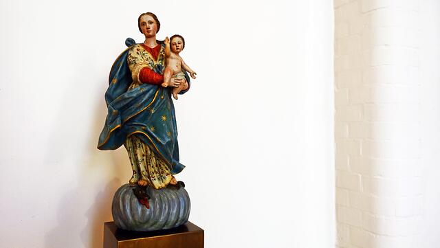 In der Nische des linken Seitenschiffs wurde eine farbig schön gefasste Madonna (Maria als Gottesmutter mit dem Jesuskind, vermutlich Anfang des 19. Jahrhunderts) aufgestellt. Foto: Helmut Kuzina