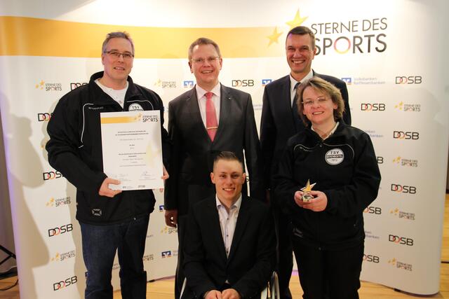 Carsten Münx (2. Vorsitzender, TSV Berenbostel), Dirk Heinrich (Regionaldirektor, Hannoversche Volksbank), Phillip Schorp (Schirmherr 2015 der Hannoverschen Volksbanken, Rollstuhlbasketballer), Thomas Scholz (Filialdirektor, Hannoversche Volksbank Garbsen), Anja Hayn (Jugendleitung, TSV Berenbostel)
