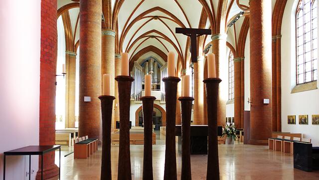 Im Chorraum der Herz-Jesu-Kirche. Foto: Helmut Kuzina