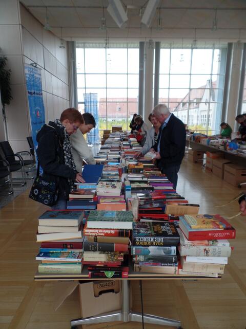 Beim Bücherbasar im Gersthofer Rathaus