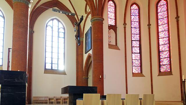 1968 wurde der Chorraum entsprechend dem Zweiten Vatikanischen Konzil neu gestaltet und im Rahmen der Renovierungen von 2012/2013 angepasst. Foto: Helmut Kuzina