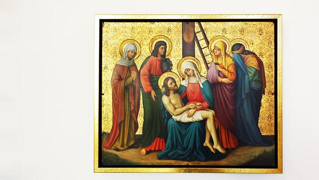 Die vierzehn Kreuzwegstationen (Öl auf Messing, auf dem Foto die 13. Station) stammen aus der Entstehungszeit der Kirche und beziehen sich auf den Leidensweg Jesu. Foto: Helmut Kuzina