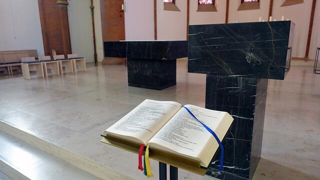 Altar und Ambo (Lesepult) wurden 1968 von Paul Jansen aus schwarzem Schupbacher Marmor gearbeitet. Foto: Helmut Kuzina