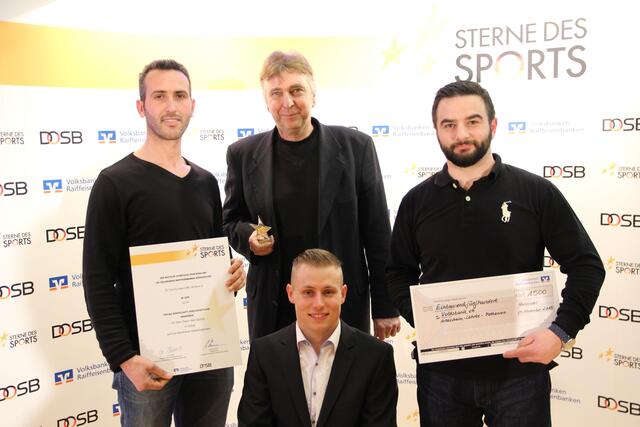 Abdelkader Mekhelfi, Dirk Ewert, Yetiş Özdemir (SV Yurdumspor Lehrte) mit dem Schirmherren aus Hannover Rollstuhlbasketballer Phillip Schorp (vorne)