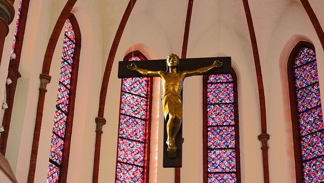 Über dem Altar hängt das 1930 von Ernst Barlach geschaffene Kreuz (Gips, bronziert). Foto: Helmut Kuzina