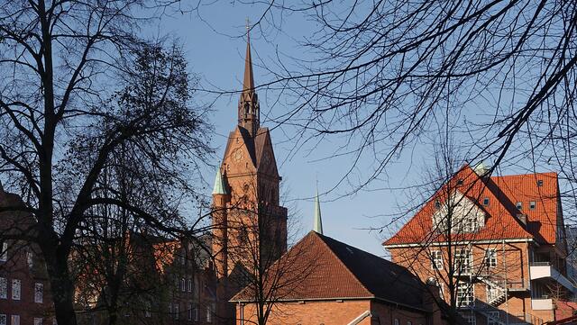 Katholische Propsteikirche mit dem 60 m hohen Turm an der Straße "Parade", rechts das Marienkrankenhaus. Foto: Helmut Kuzina