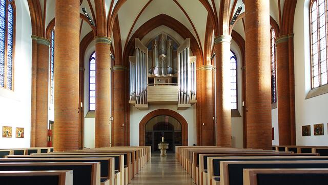 Sichtachse zur Orgel der "Herz-Jesu-Kirche". Foto: Helmut Kuzina