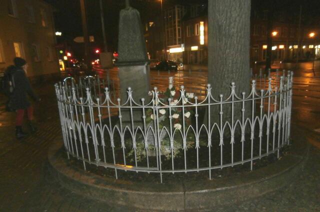 Kriegerdenkmal in Badenstedts Mitte bei Nacht, 25. Nov. 2015.