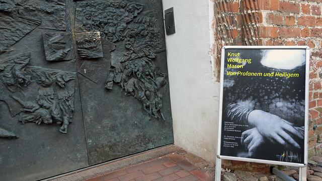 Plakat zur Ausstellung "Profanes und Heiliges" von Knut Wolfgang Maron in St. Georgen. Foto: Helmut Kuzina