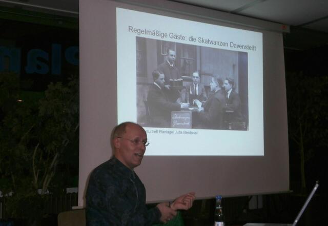 Die "Skatwanzen Davenstedt" spiel(t)en in der "Linde". Gastwirt Heinrich Bleidissel bringt Bier.