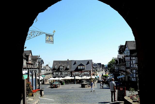 Blick auf den Marktplatz mit den Fachwerkhäusern.