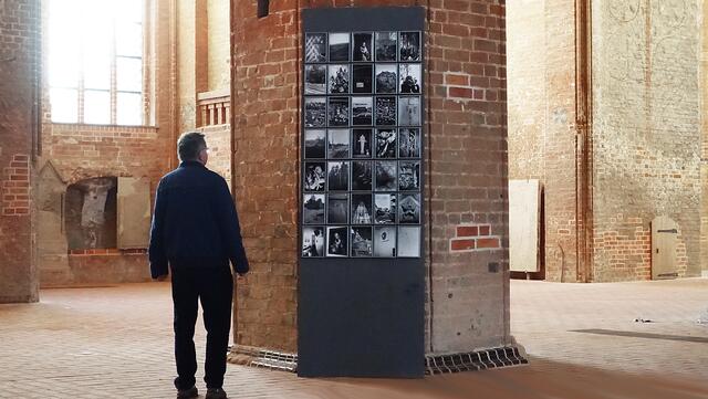 Fotoausstellung in der Georgenkirche: „Von Profanem und Heiligem“ von Knut Wolfgang Maron. Foto: Helmut Kuzina