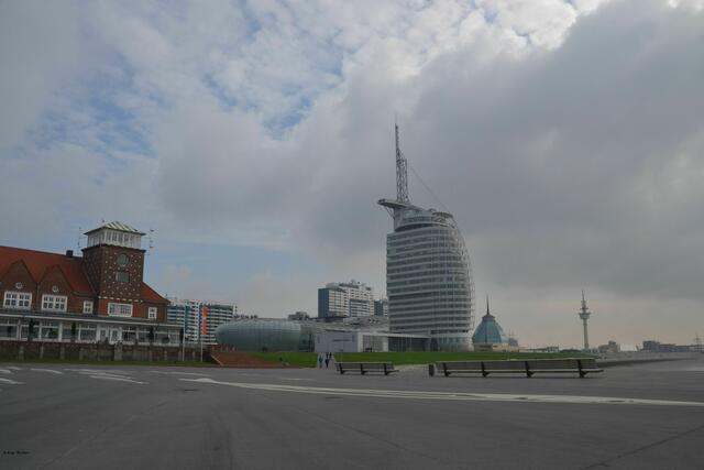Strandhalle (links) und Atlantic Hotel Sail City in Bremerhaven (Foto: Katja Woidtke)