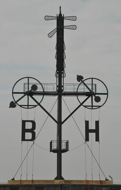 Das Semaphor an der Nordmole der Einfahrt zum Neuen Hafen zeigt die Winddaten von Borkum und Helgoland an (Foto: Katja Woidtke)