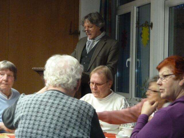 Pastor Feldkamp verabschiedete die Gäste mit lustigen Reimen.