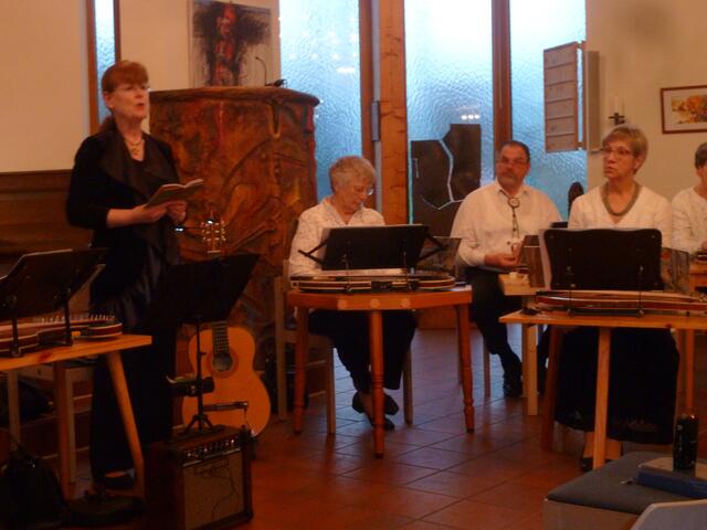 Hier wird eine Geschichte vorgelesen.