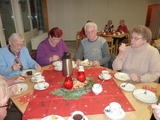 An diesem Tisch wird schon eifrig gegessen.