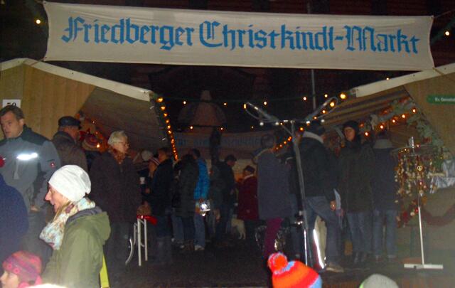 Noch ist der Chor nicht da. Darum nochmals ein Blick zum Stand der FU