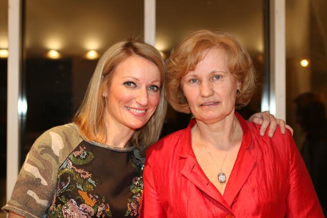 Publikumsmagnest Monika Gruber (l.) zusammen mit  Anneli Bronner