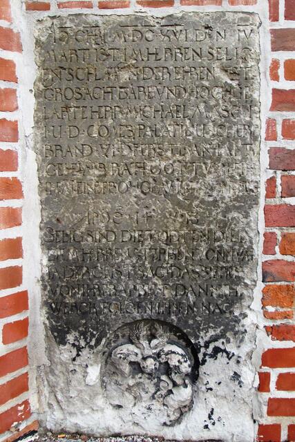 Auch der ebenfalls an der Außenwand angebrachte Stein für den Michael Mascus aus Zittau (16.09.1551 – 04.03.1616) ist schwer zu erkennen und nur lückenhaft zu lesen.