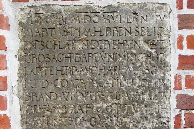Der Text des Grabsteins im oberen Teil lautet: 
AO Chri MDCXVI (1616) den IV Mart (04.03.) ist im Herren selig entschlaf(e)n der ehren(wer)t grosachtbare und hochgelarte Herr Michael Mascus i.u.d. comes palatinus chur e brand und fürstl  anhalt geheimer Rath Gott ve …