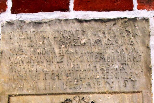 Der nur noch schwer zu erkennende Text des Grabmals lautet: „Im Iar 1542 montags nach Estomichi, welches ist der 20 Tag des  Hornungs, ist der erbar und veste Caspar von Drauswitz nachdem er der Herschaft viel Iar treulich gedint von dieser Welt christlich abgeschiden und alhir begraben ist“.