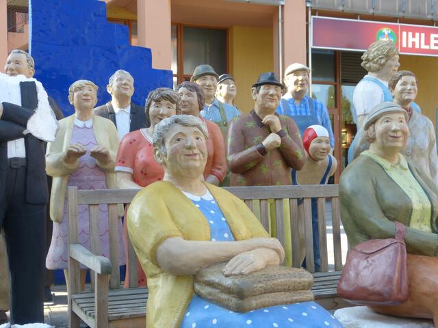 Die Figuren der Ausstellung "Alltagsmenschen" werden abgebaut