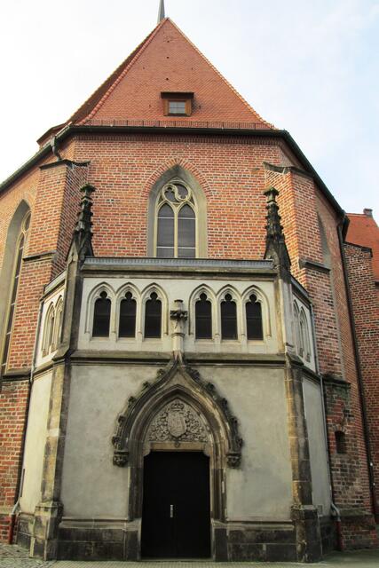 Die Marienkirche war nicht nur die Stadtkirche sondern auch die Schlosskirche. Dies zeigt sich im gesonderten Portal, das direkt an das Schlossgelände angrenzt und das Stammwappen der Askanier zeigt, wie es die Fürsten von Anhalt ab dem 13. Jahrhundert führten (gespalten, rechts ein am Spalt hervorbrechender Adler, links viermal in schwarz und gold geteilt, belegt mit einem schrägrechten Rautenkranz).
