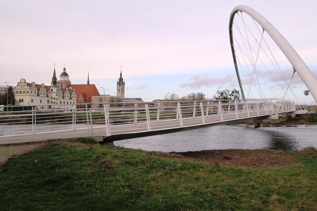 Blick von der Brücke über die Mulde zum Johannbau, der Marienkirche und zum Turm des Dessauer Rathauses.