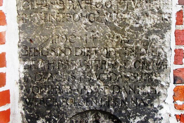 Der untere Teil der Grabinschrift lautet:
APOC 14 V 13 - Selig sind die Todten die dem Herren sterben von Nu an. Ja der Geist sagt dass sie ruh(n) von ihrer Arbeit dann ih(r) Werck folgen ihnen nach

Der Text der Offenbarung des Johannes (Apokalypse, Kapitel 14, Vers 13) lautet in der Fassung der Lutherbibel (1984):  Selig sind die Toten, die in dem Herrn sterben von nun an. Ja, spricht der Geist, sie sollen ruhen von ihrer Mühsal; denn ihre Werke folgen ihnen nach.